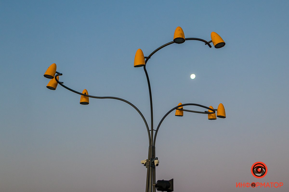 Необычный фонарь и Луна Необычный фонарь и Луна