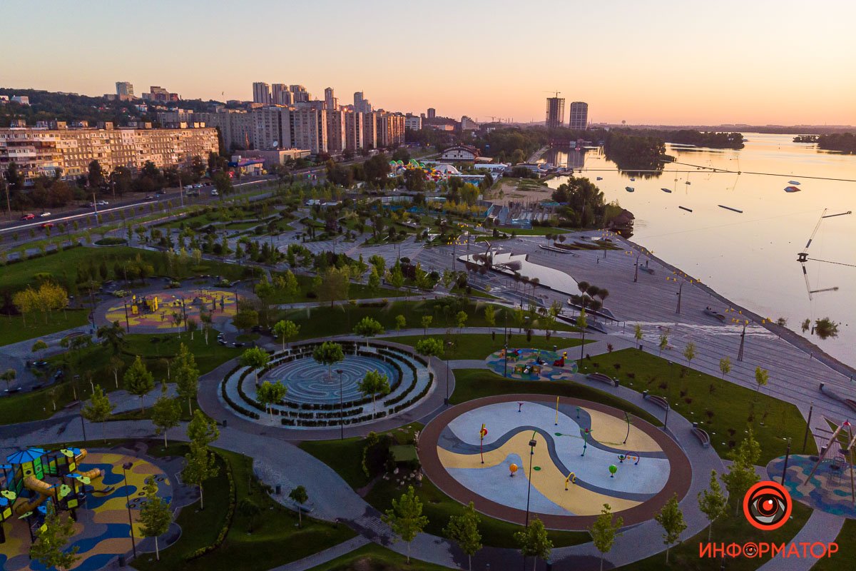 Краски расплылись по воде Краски расплылись по воде