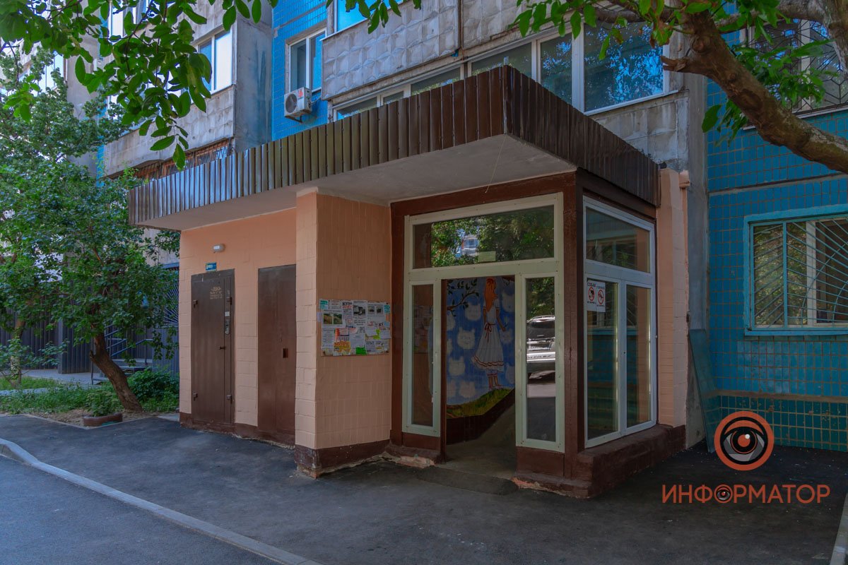 Скучная парадная стала настоящим порталом в сказку