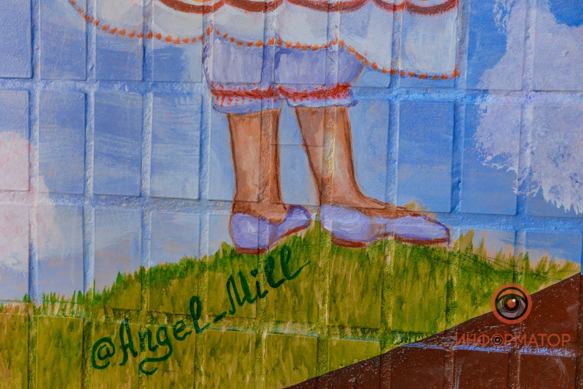 Это был обычный подъезд, пока Алина Акопова не взяла в руки кисть 