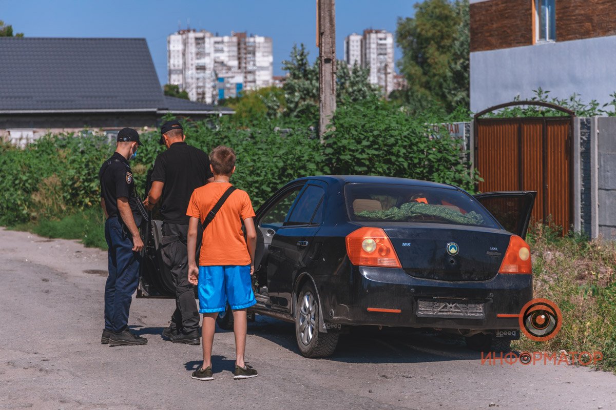 Брошенная легковушка вызвала подозрения у соседей