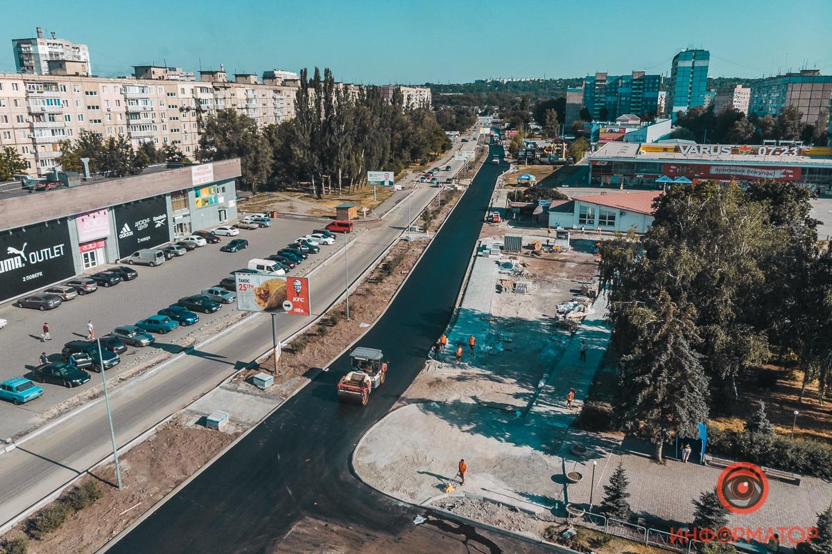 Также кладут тротуарную плитку, поэтому есть некоторые ограничения и для пешеходов Также кладут тротуарную плитку, поэтому есть некоторые ограничения и для пешеходов