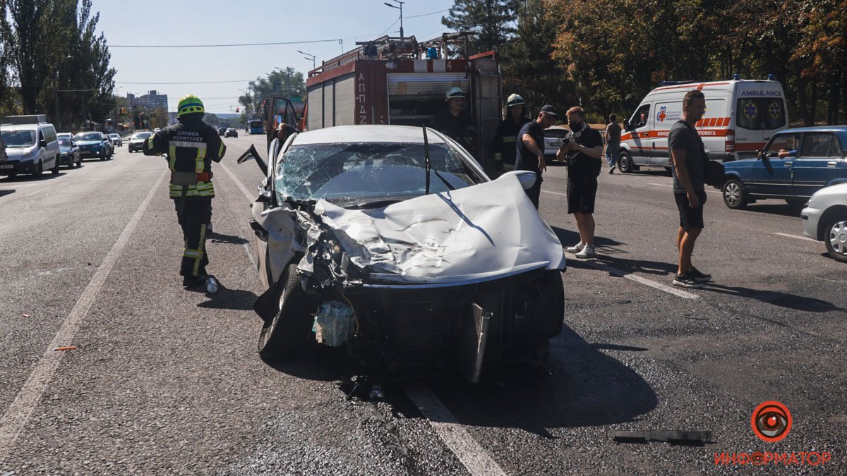 В Днепре на Набережной Заводской столкнулись манипулятор и Hyundai с  несовершеннолетним за рулем: пострадали две девушки