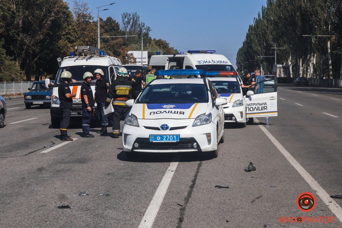 На место оперативно приехали медики, спасатели и правоохранители