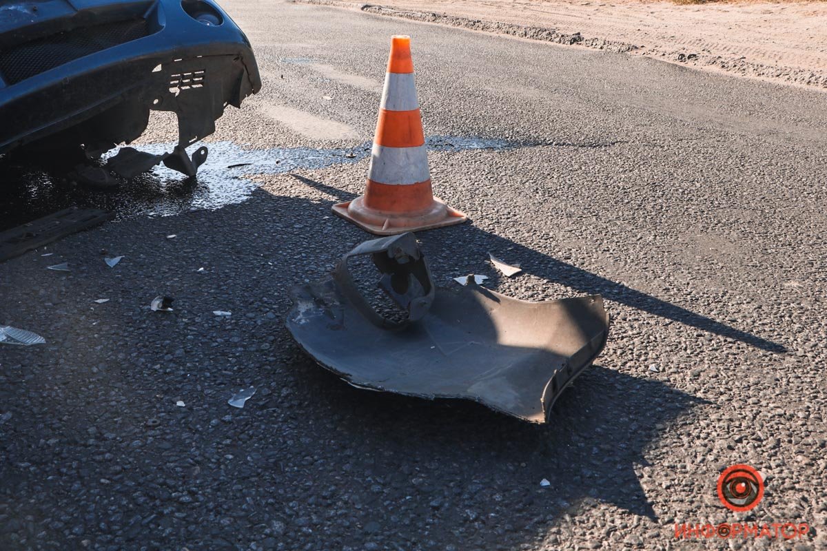 Автомобиль службы такси Uklon выезжал на Днепросталевскую и поворачивал налево