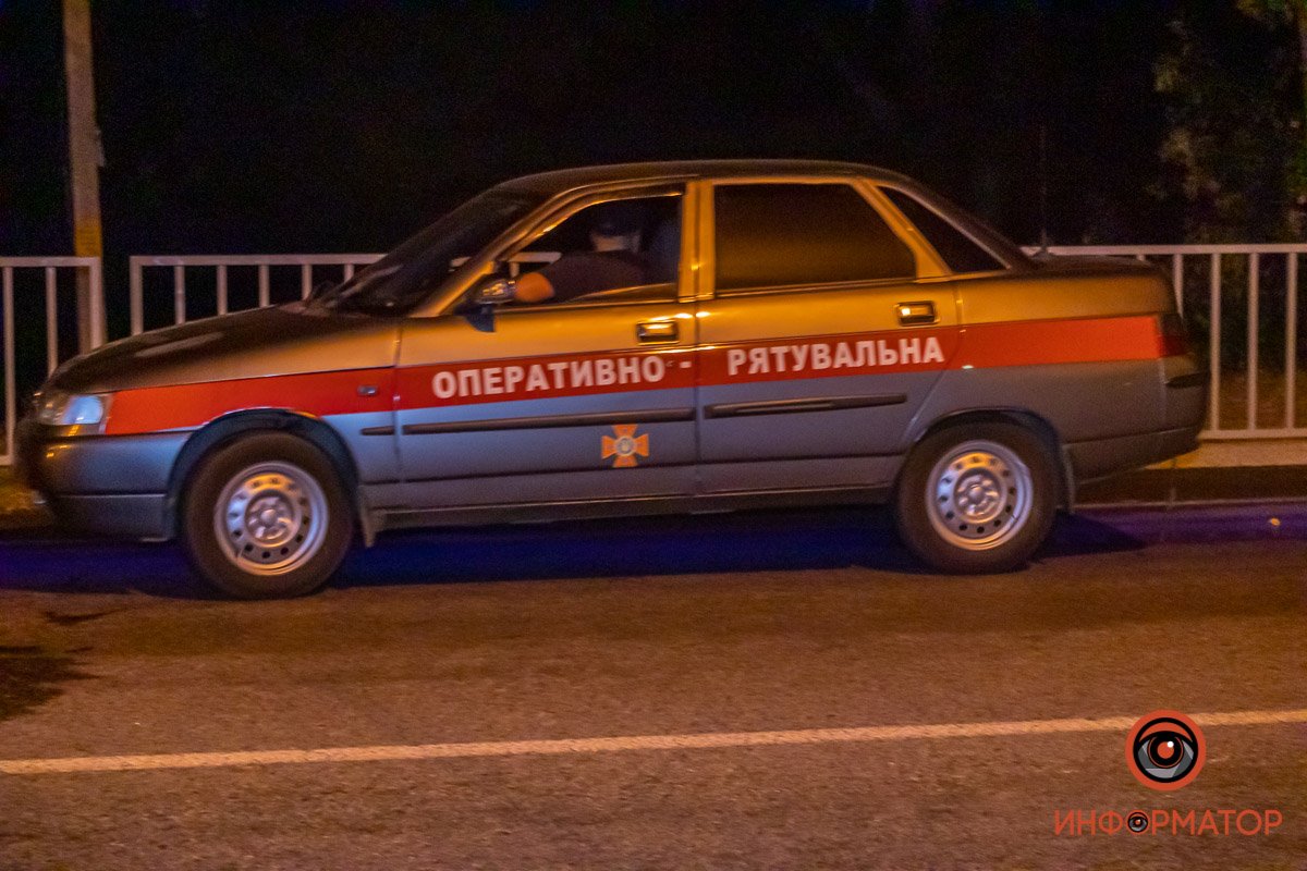 Спасатели смывают вещество с дороги