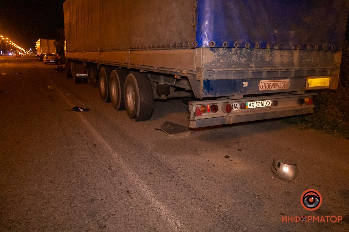 Мотороллер столкнулся с прицепом грузовика