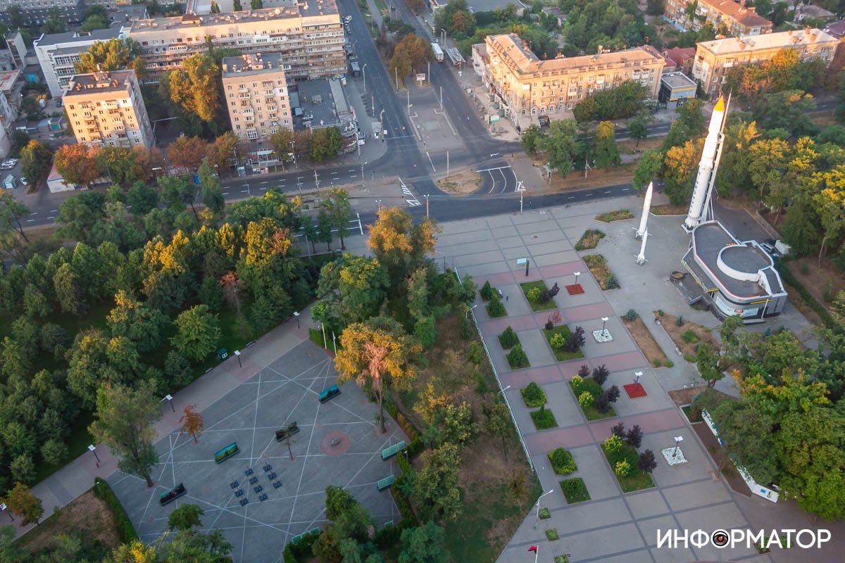 Опускается на кроны Опускается на кроны