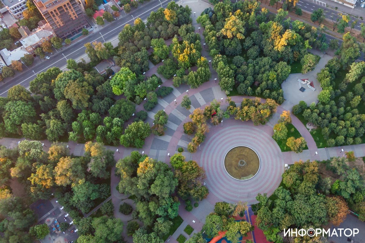 В окружении зеленых насаждений В окружении зеленых насаждений