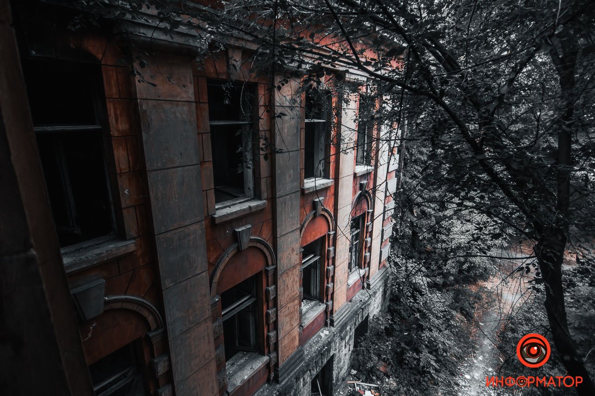 То, что раньше называлось «палатами» и «лекционными залами», пропахло сыростью  То, что раньше называлось «палатами» и «лекционными залами», пропахло сыростью