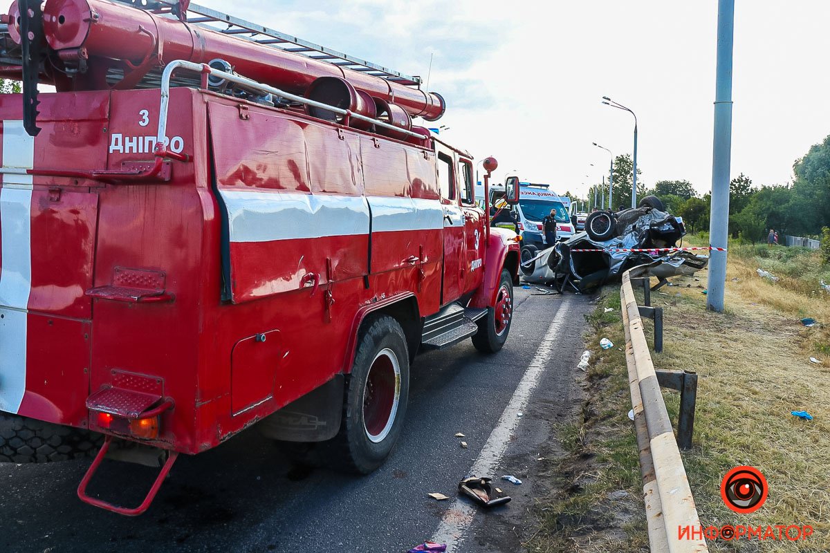 В Днепре на Полтавском шоссе в аварии погиб ребенок, еще пятерых забрала скорая 1
