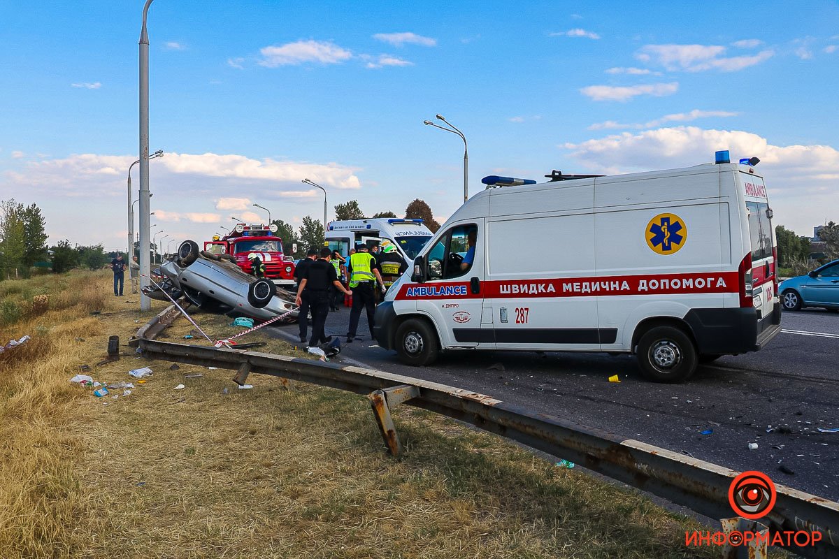В Днепре на Полтавском шоссе в аварии погиб ребенок, еще пятерых забрала скорая 3