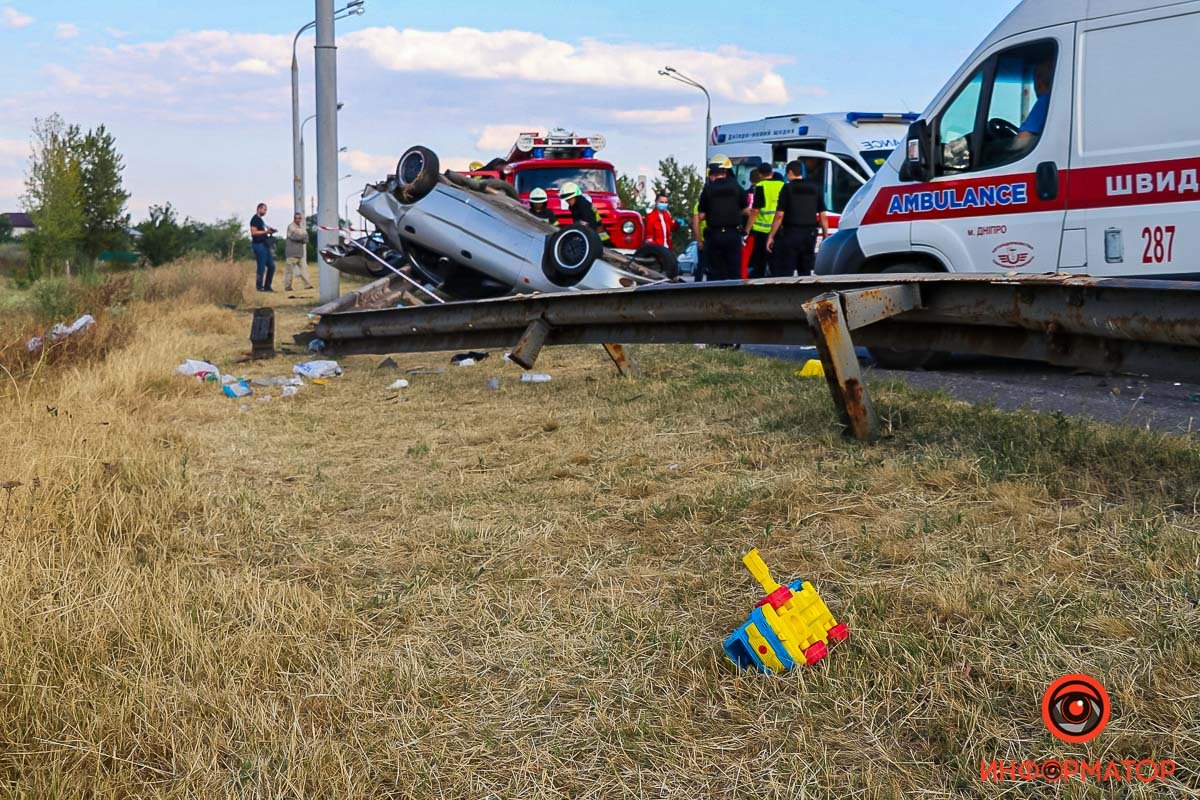 В Днепре на Полтавском шоссе в аварии погиб ребенок, еще пятерых забрала скорая 4