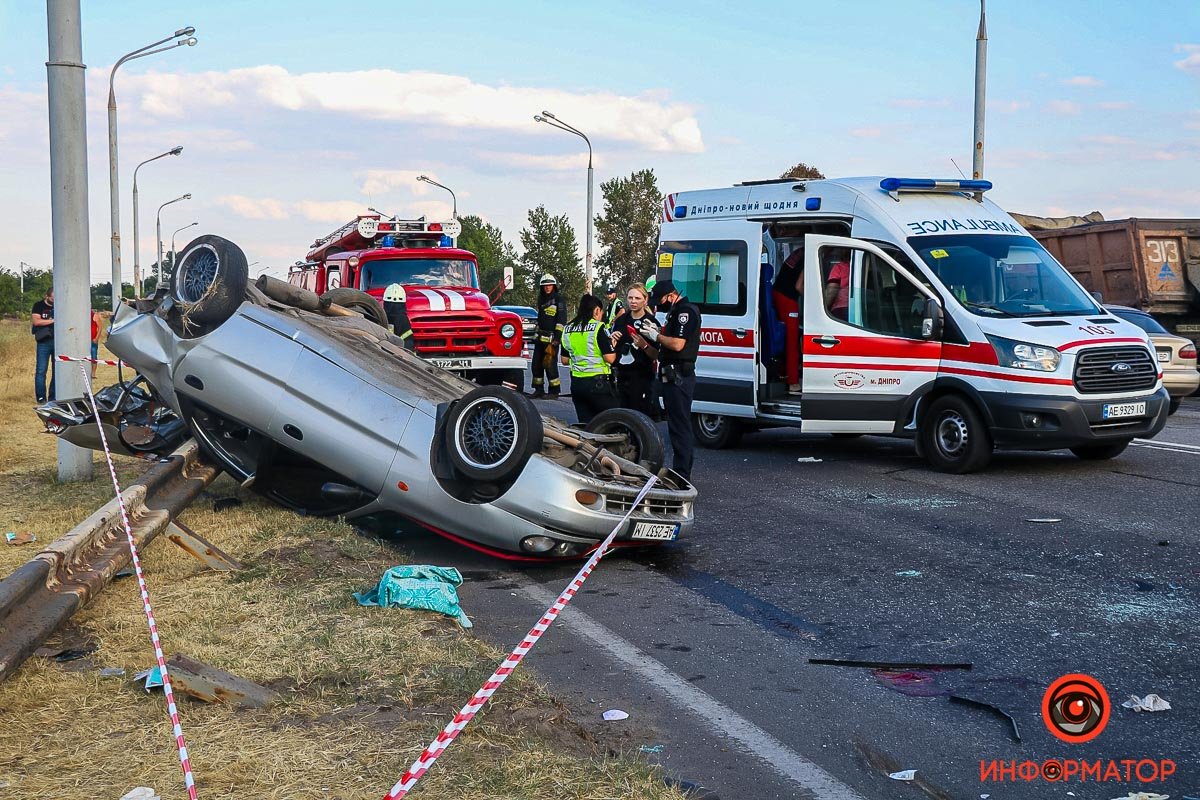 В Днепре на Полтавском шоссе в аварии погиб ребенок, еще пятерых забрала скорая 5