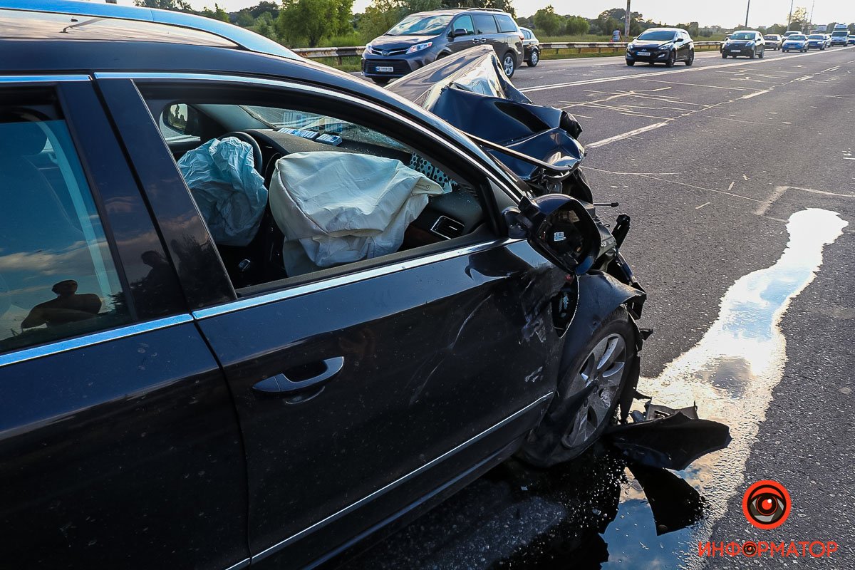 В Днепре на Полтавском шоссе в аварии погиб ребенок, еще пятерых забрала скорая 8