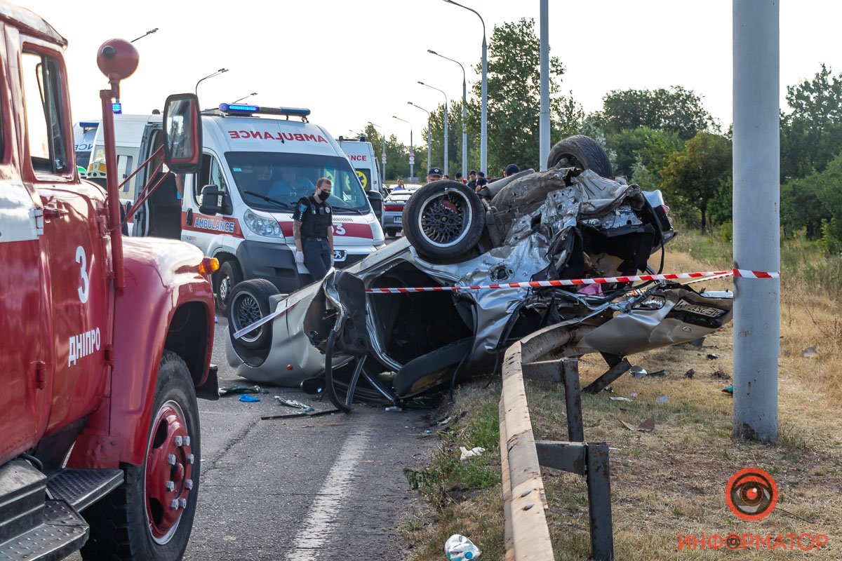 Daewoo врезался в отбойник и перевернулся на крышу