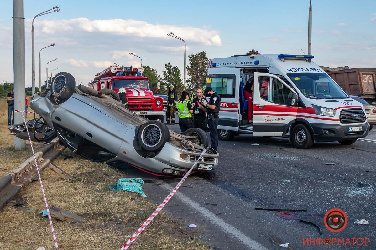 От удара несколько человек вылетели из машины