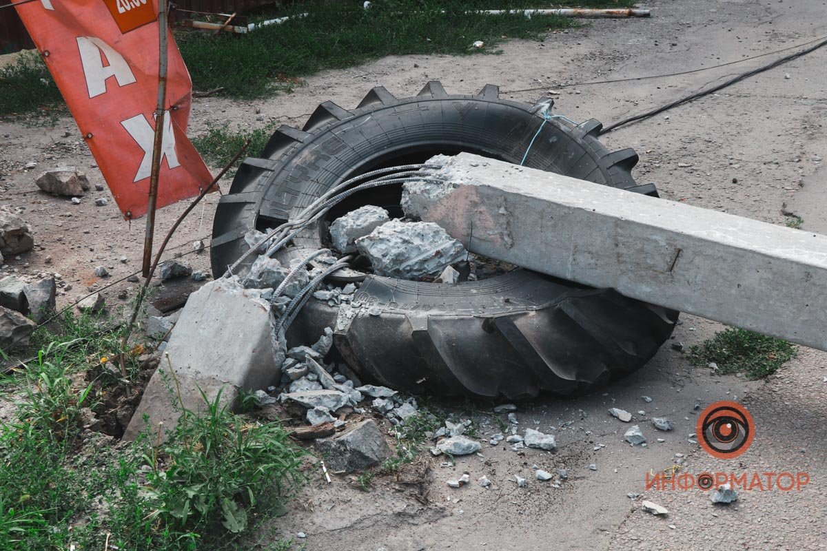 Столб упал на проезжую часть