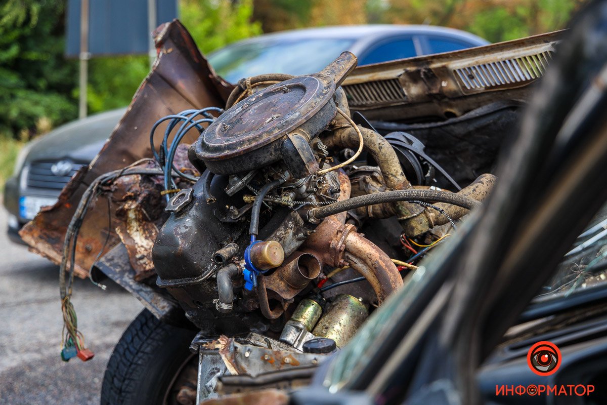 От удара оторвало переднюю часть ВАЗа От удара оторвало переднюю часть ВАЗа