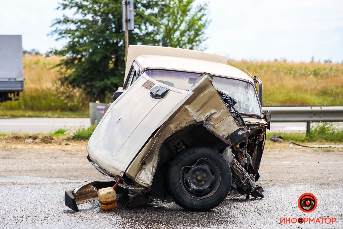 Предварительно, водитель ВАЗа хотел развернуться, но не убедился в безопасности маневра Предварительно, водитель ВАЗа хотел развернуться, но не убедился в безопасности маневра