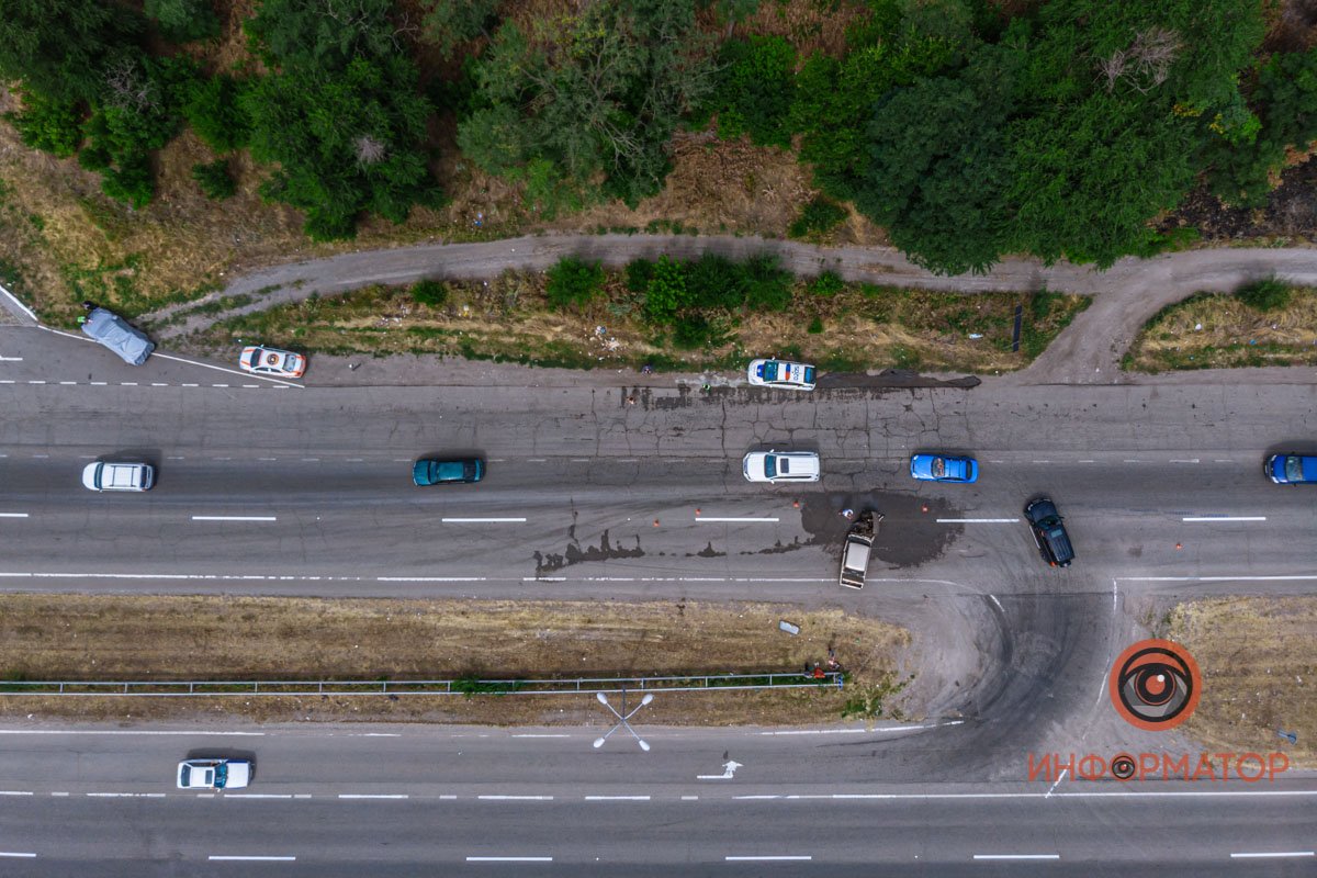 ВАЗ стоит в левой полосе, поэтому будьте внимательными ВАЗ стоит в левой полосе, поэтому будьте внимательными