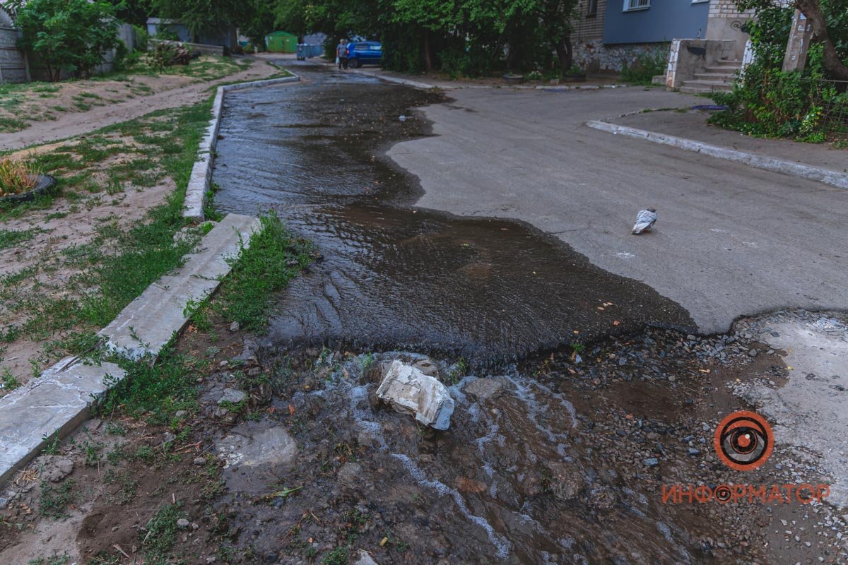 Непрерывный поток воды уверенно бежит вниз по улице