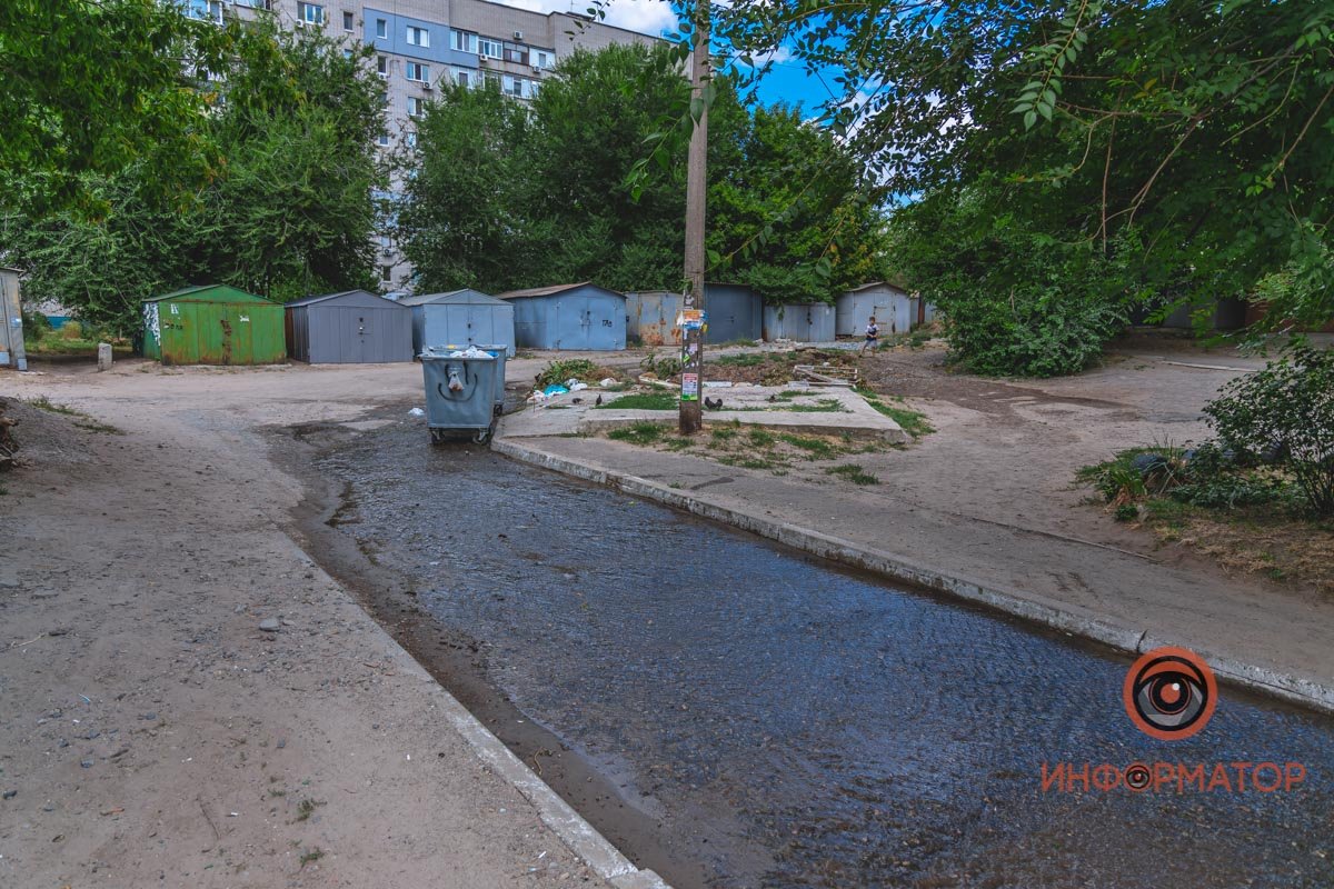 Начиная свой путь от 11-го дома, непрерывный поток воды уверенно бежит по дороге вниз