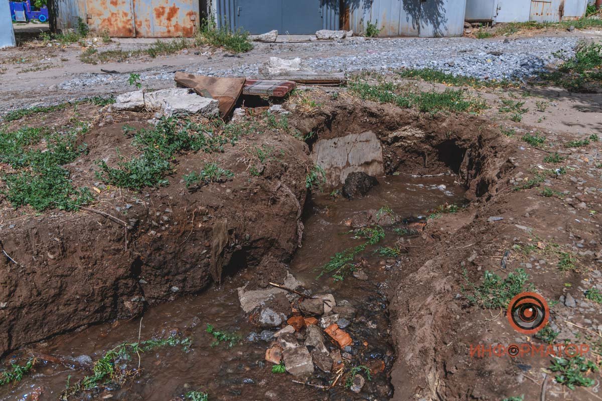 Начиная свой путь от 11-го дома, непрерывный поток воды уверенно бежит по дороге вниз