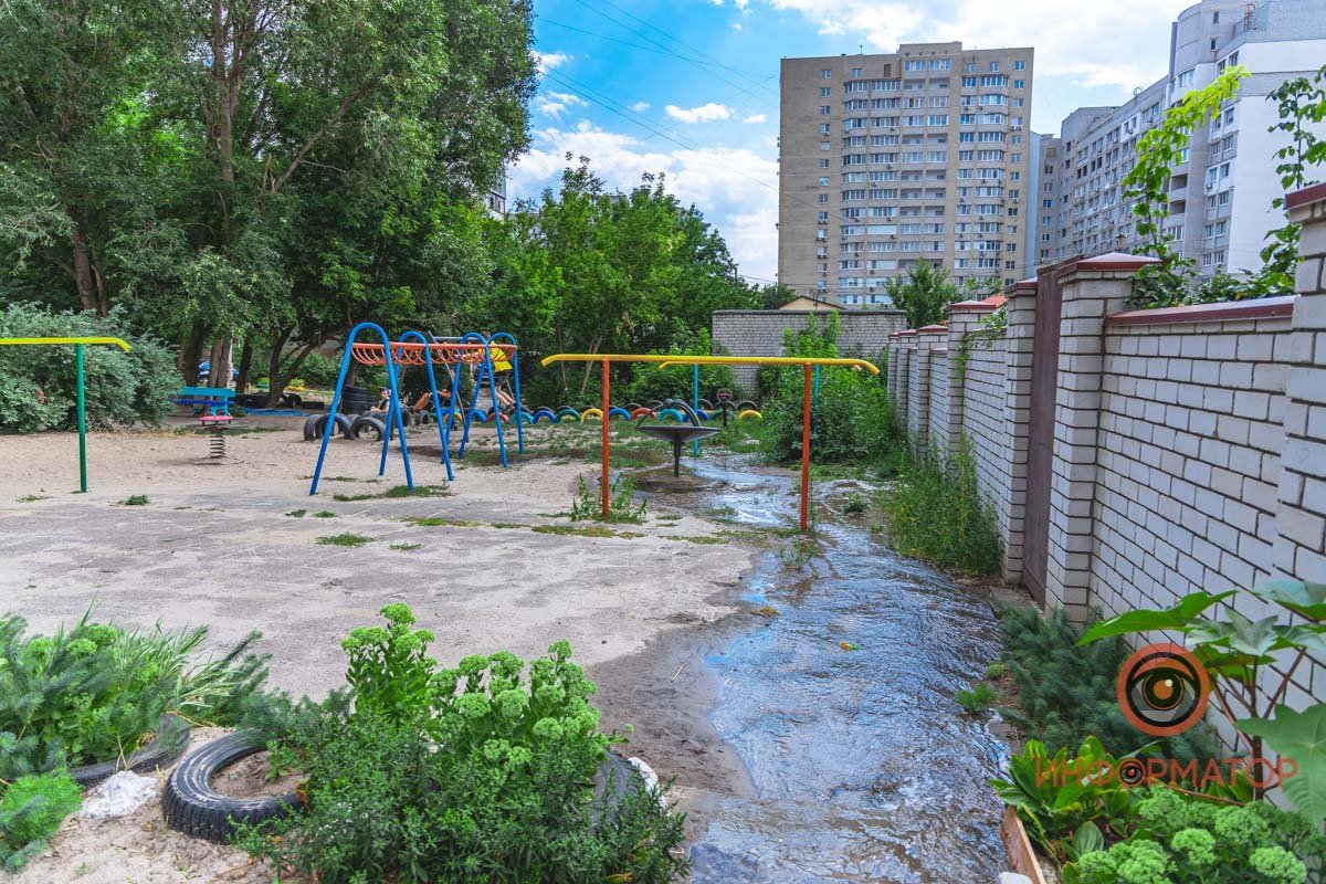 Вода не канализационная, а питьевая, потому неприятного запаха нет