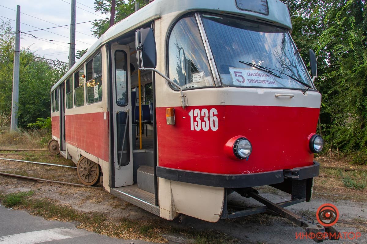 Предварительно, передняя и задняя колесные пары трамвая поехали по разным колеям