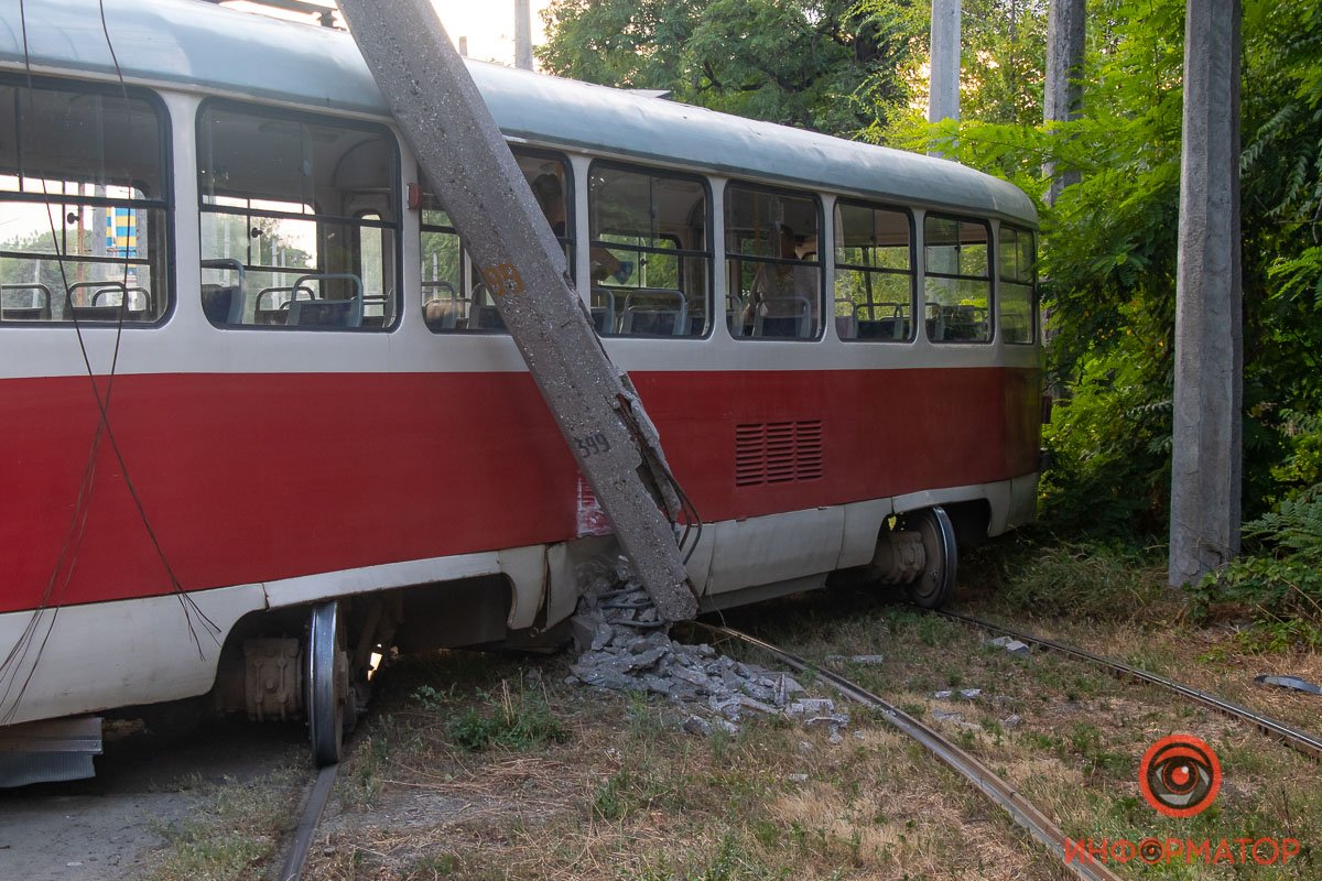 Вагон врезался в опору контактной сети электротранспорта