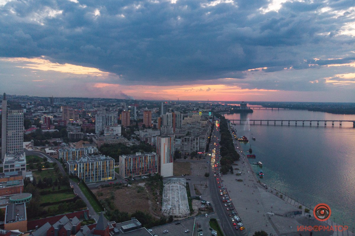 После душного дня набережные наполняются людьми