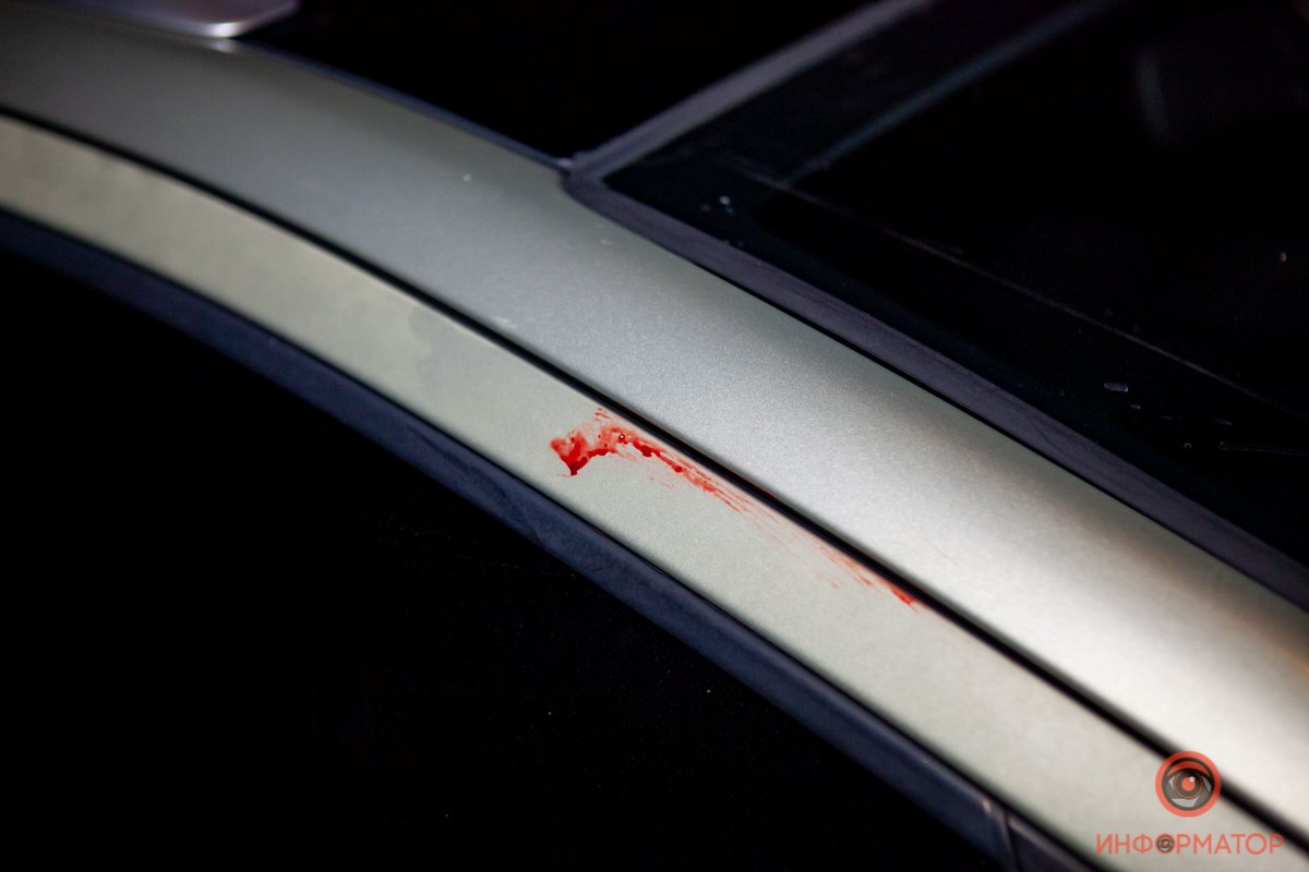 На Peugeot остались следы крови На Peugeot остались следы крови