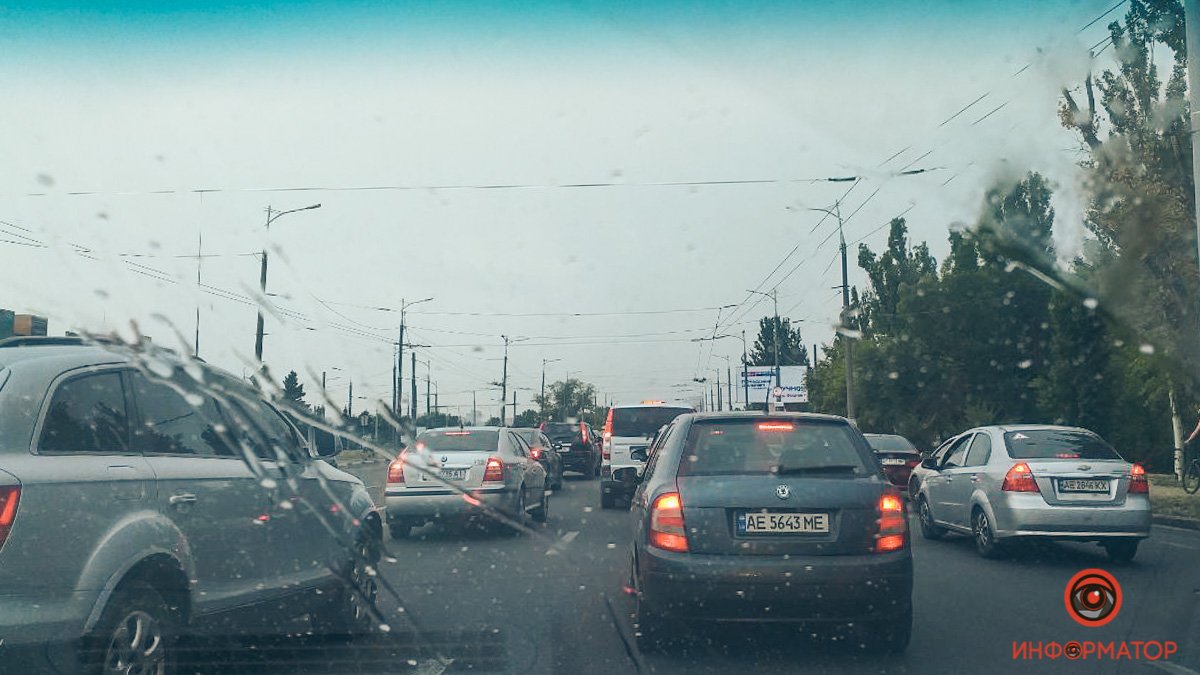В Днепре на Новом мосту столкнулись Volkswagen и Renault: образовалась пробка