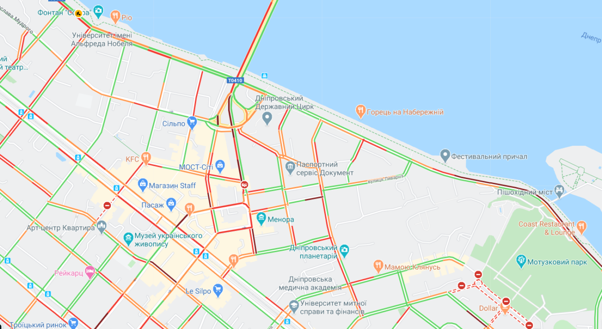 В центре
