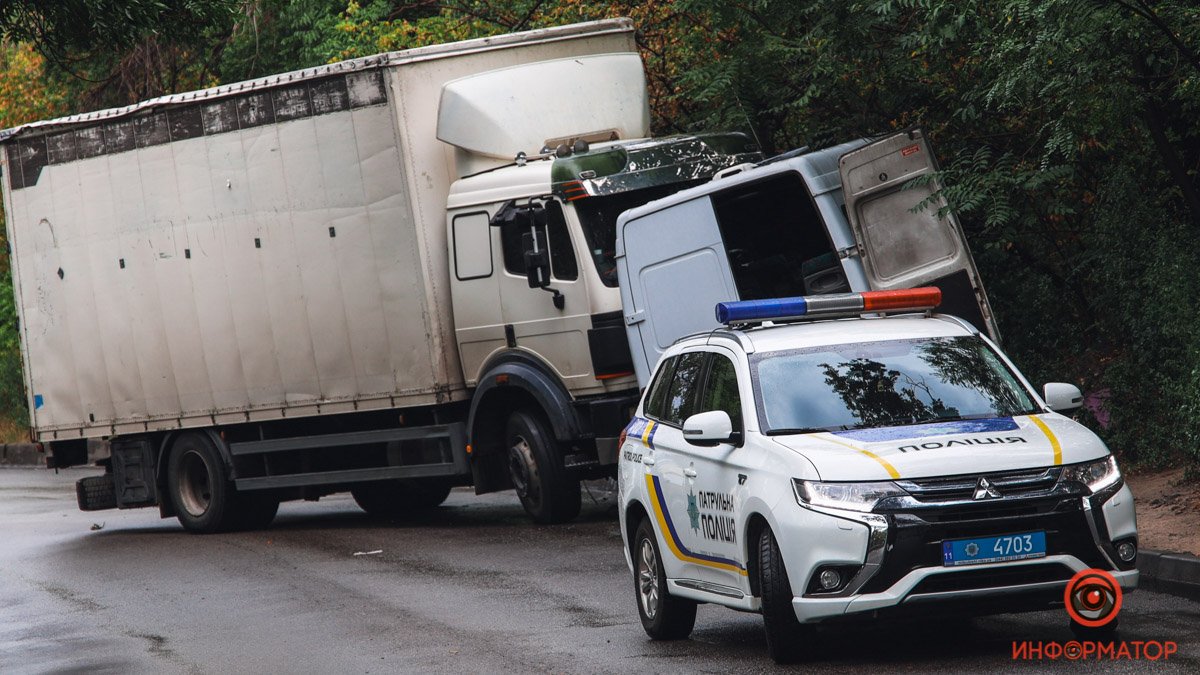 В Днепре на Щепкина столкнулись грузовик и маршрутка: пострадали 10 человек