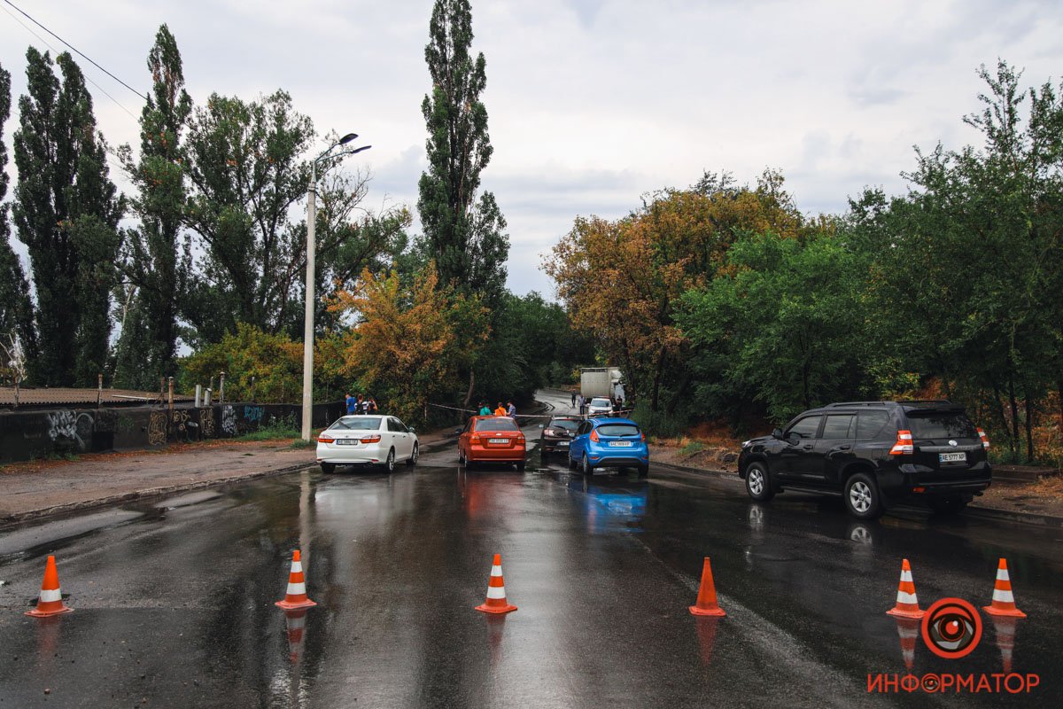 Предварительно, грузовик выехал на полосу встречного движения и столкнулся с микроавтобусом Предварительно, грузовик выехал на полосу встречного движения и столкнулся с микроавтобусом
