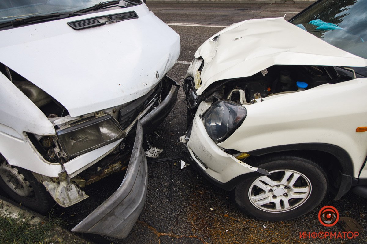 Произошло лобовое столкновение Произошло лобовое столкновение