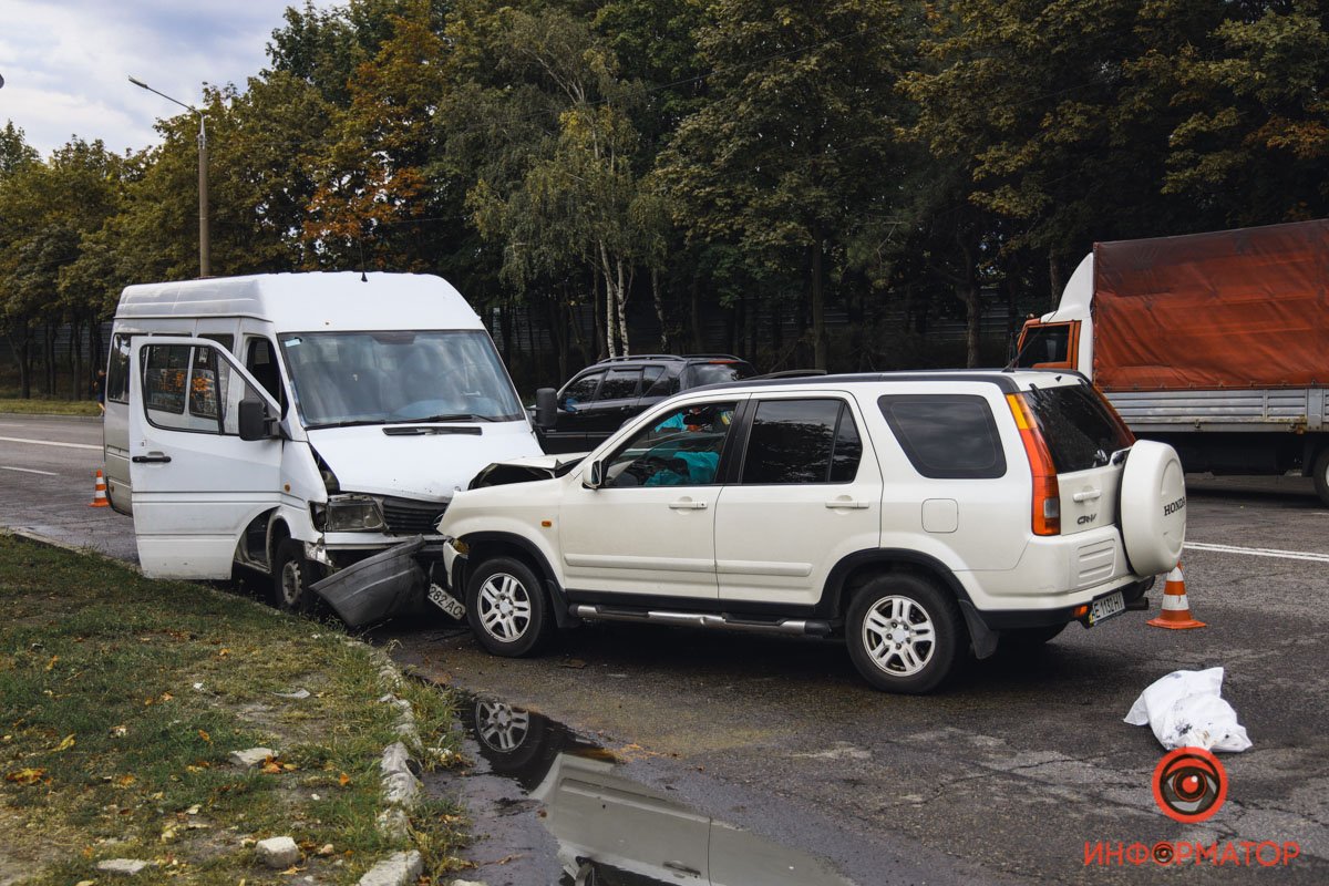 Внедорожник выехал на встречную полосу Внедорожник выехал на встречную полосу
