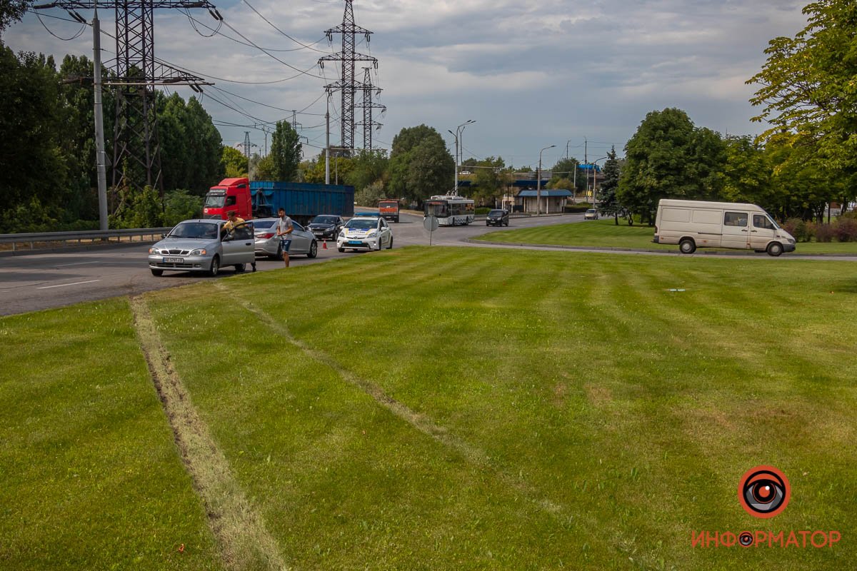 Выехал на встречную полосу через газон Выехал на встречную полосу через газон