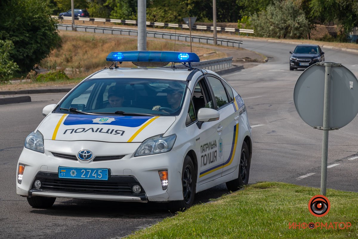 На место прибыли сотрудники полиции На место прибыли сотрудники полиции