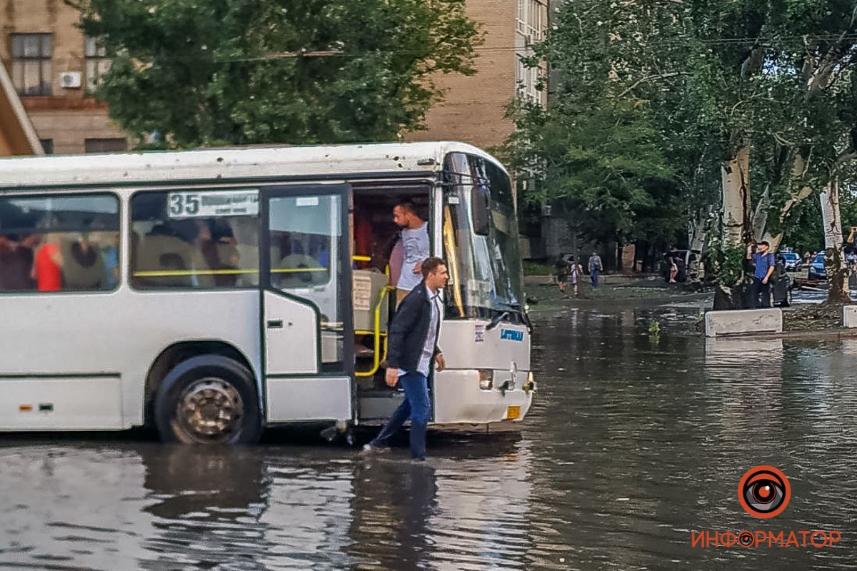 Егор, редактор Информатор Деньги, переносил девушек из автобуса на сушу Егор, редактор Информатор Деньги, переносил девушек из автобуса на сушу