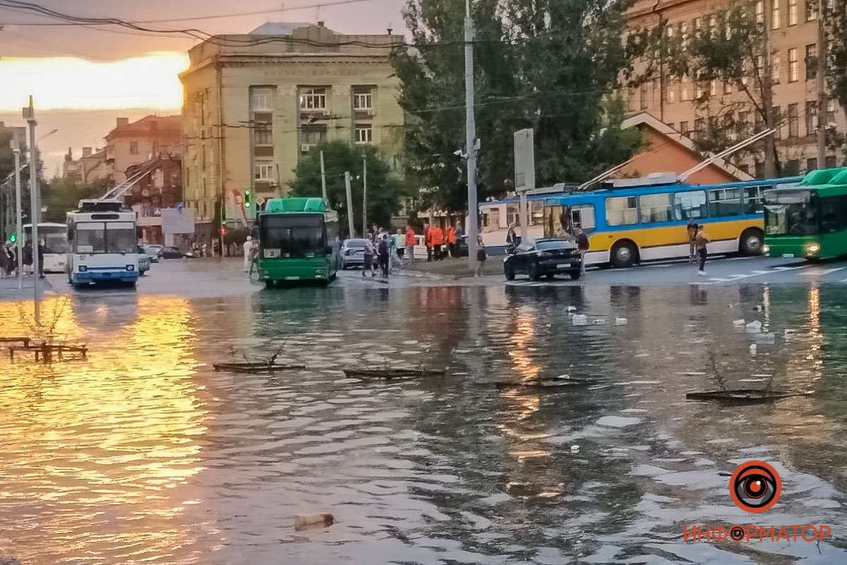 В Днепре залило центр города: автомобили глохнут 2