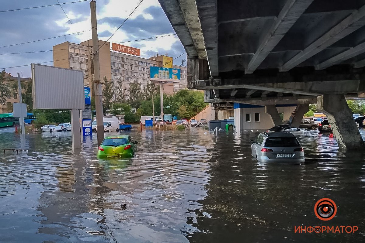 В Днепре залило центр города: автомобили глохнут 3