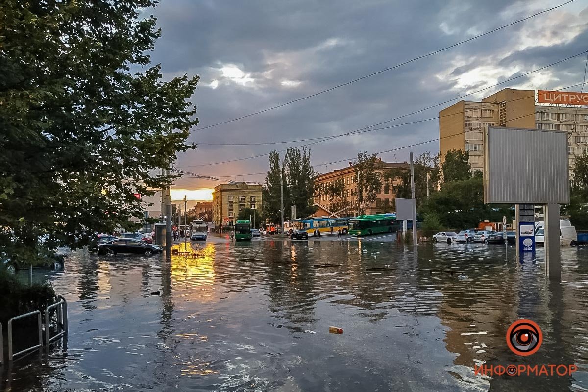 В Днепре залило центр города: автомобили глохнут 4