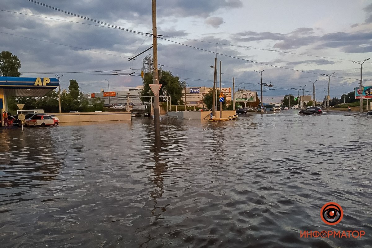 В Днепре залило центр города: автомобили глохнут 5