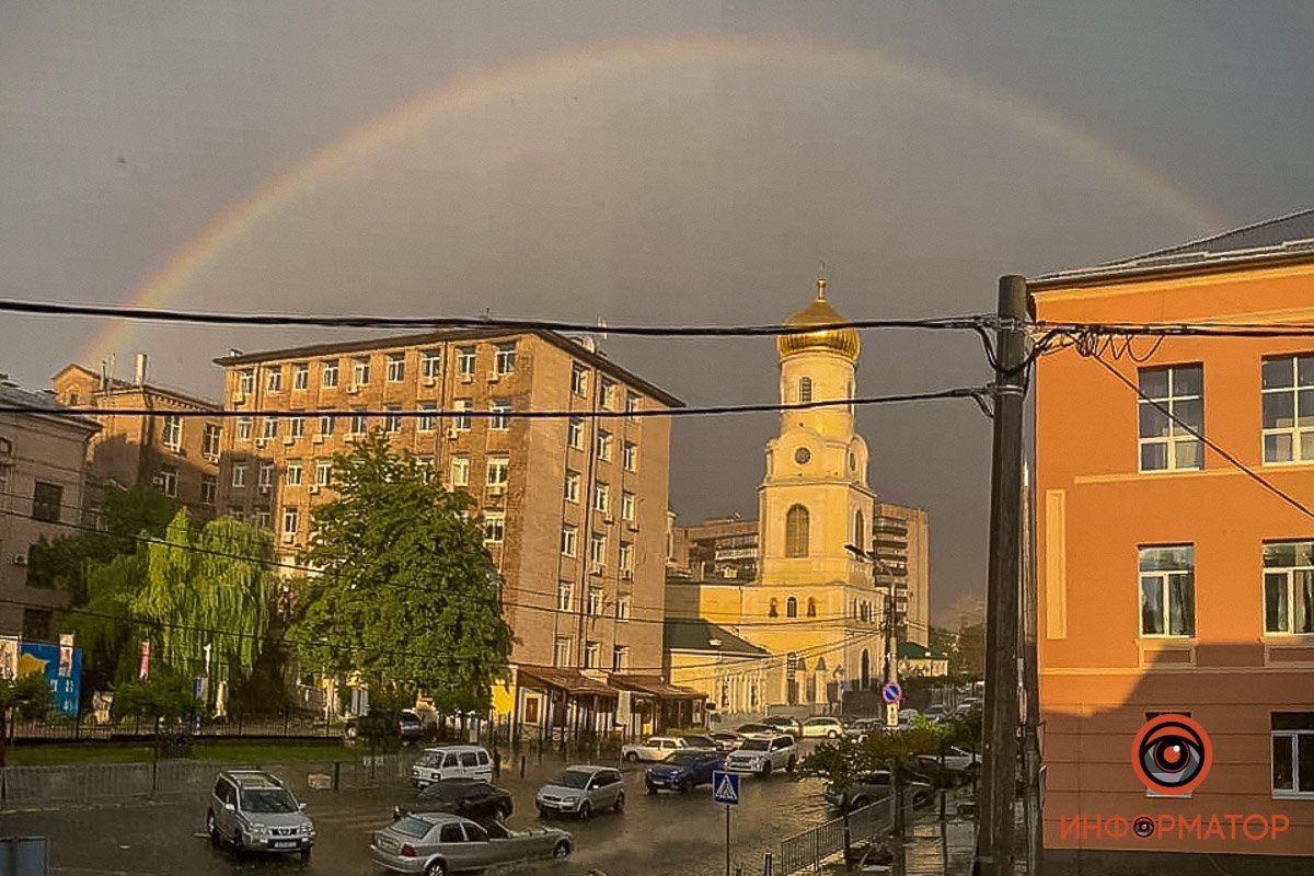 В Днепре залило центр города: автомобили глохнут 6