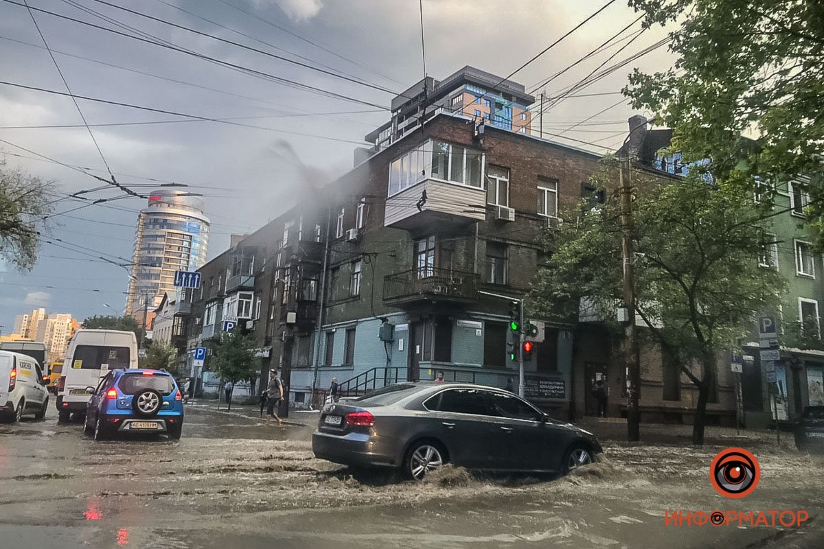 В Днепре залило центр города: автомобили глохнут 7