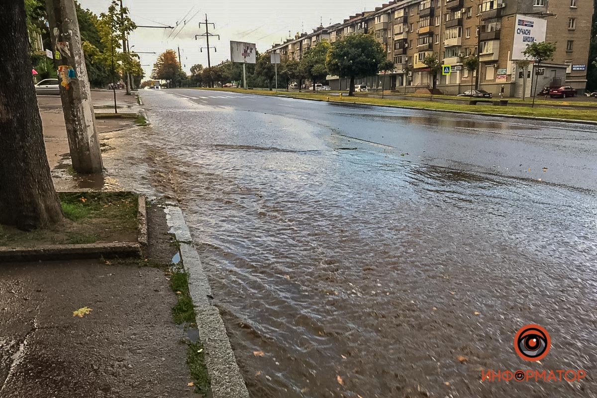 В Днепре залило центр города: автомобили глохнут 8