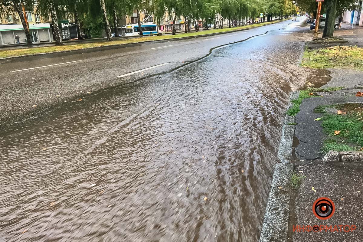 В Днепре залило центр города: автомобили глохнут 9